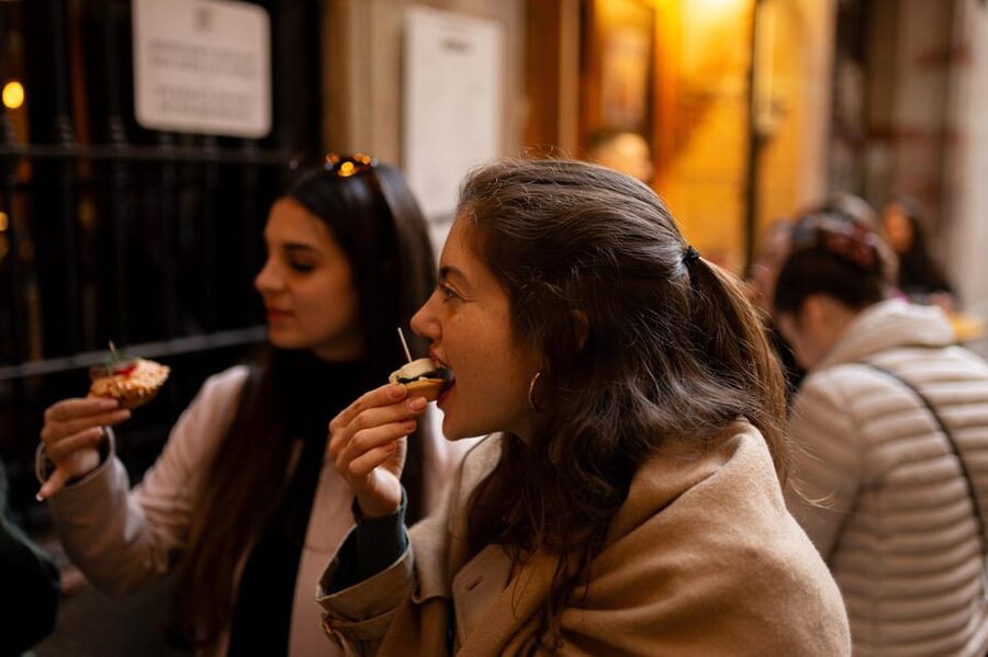 Barcelona: Tapas Tour with Food Tastings and Drinks - Starting at Placa de Correus