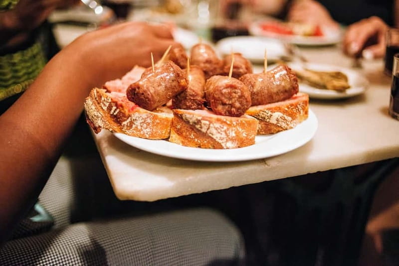 Barcelona: Tapas, Wine & History Tour of the Old Town - A 50-minute walk through the Gothic Quarter