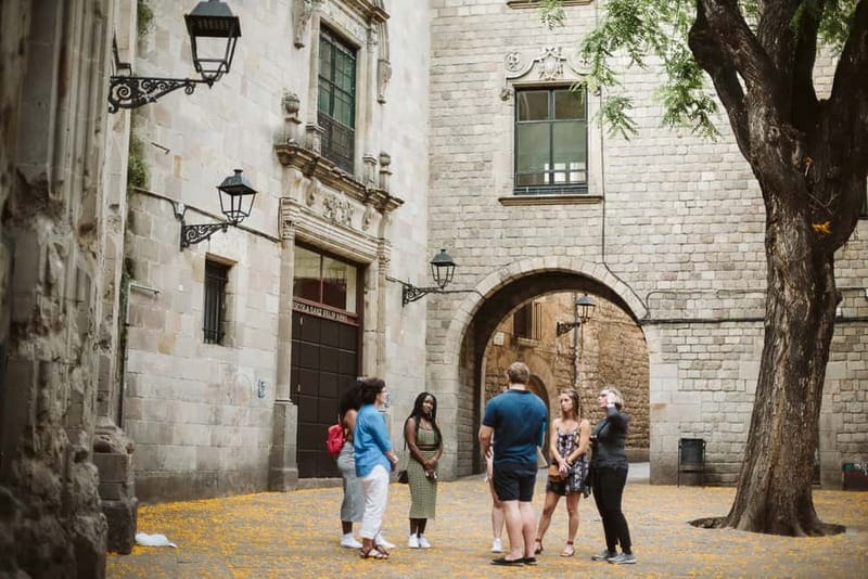 Barcelona: Tapas, Wine & History Tour of the Old Town - Practical tips for a smoother evening
