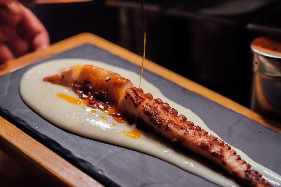 Barcelona: Tapas & Wine Private Walking Tour with Local Food - Key points at a glance