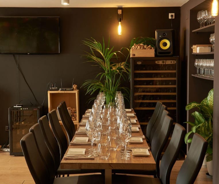 Barcelona: Wine Tasting and Tapas 5-Course Pairing Dinner - Cold appetizers and the first pairing lesson