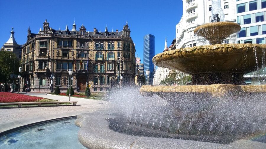 Bilbao: Classic & Modern Guided Walking Tour with Pintxos - Who should book this walking tour?
