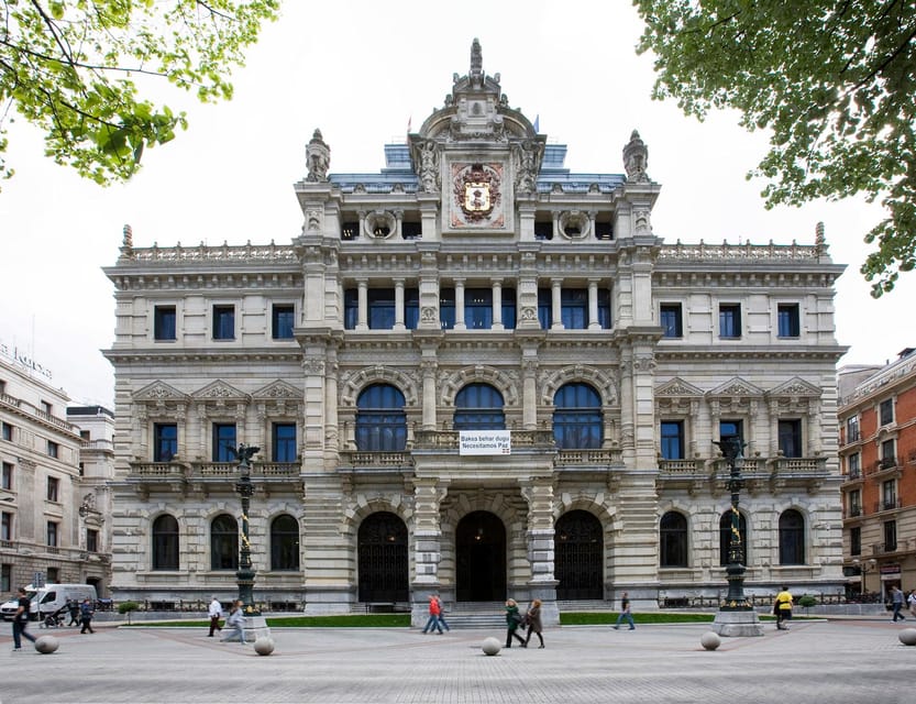 Bilbao: Classic & Modern Guided Walking Tour with Pintxos - What the guides add to the experience