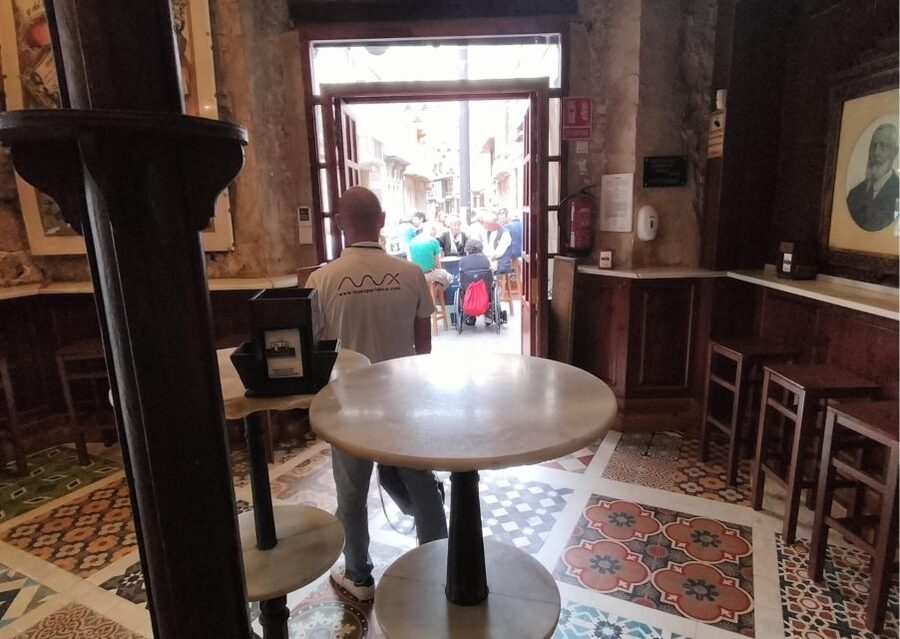 Cartagena: Guided Walking Tour with Tapas and Drinks - Who should book this Cartagena tour?