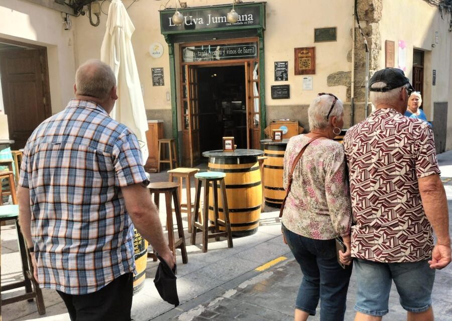 Cartagena: Guided Walking Tour with Tapas and Drinks - The first walk: Cartagena’s public face