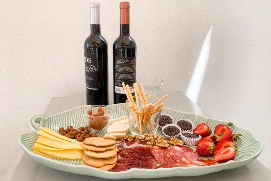 Carvoeiro/Portimão/Alvor: Wine Tour w/ Tasting, Tapas, Music - Shared or private: which option suits you?