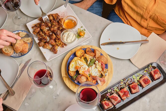 De Tapas in Malasaña: Evening Wine and Tapas Tour - Small groups change the feel of the evening