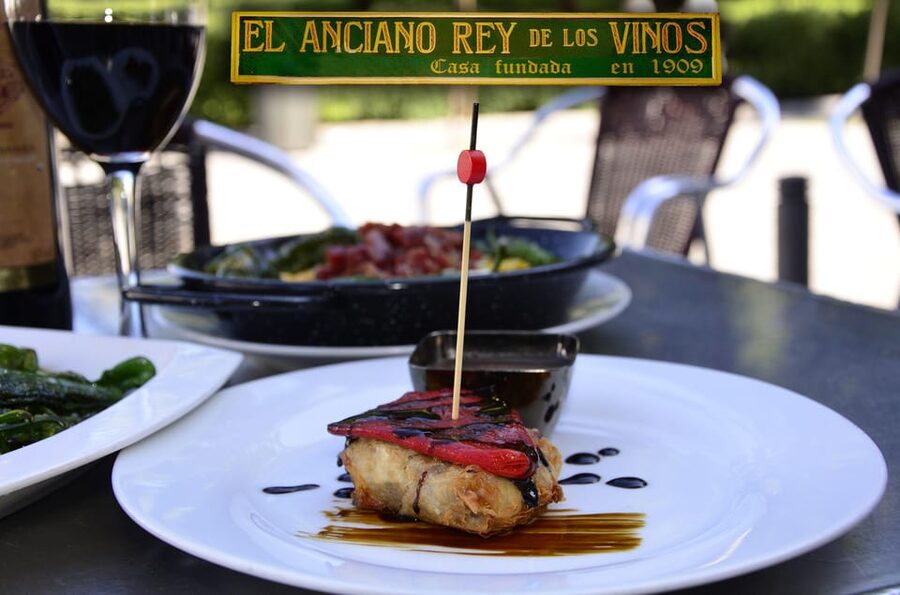 Discover the best "Wines and Tapas in Madrid". - Iberian ham, cheeses, and oil at El Mercado del Jamón