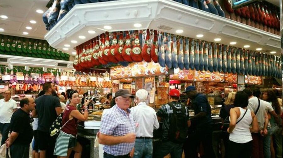 Discover the best "Wines and Tapas in Madrid". - The streets between the taverns are part of the meal