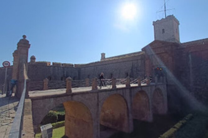 Familly friendly traditions & food tour: tailored tapas & games! - Walking into El Born and La Ribera