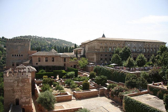 Granada Albaicín: 2.5-Hour Tapas & Drinks Walking Tour - Three tapas and the taste of Granada