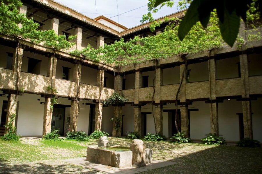 Granada Albaicín: 2.5-Hour Tapas & Drinks Walking Tour - Meeting at Plaza Isabel la Católica