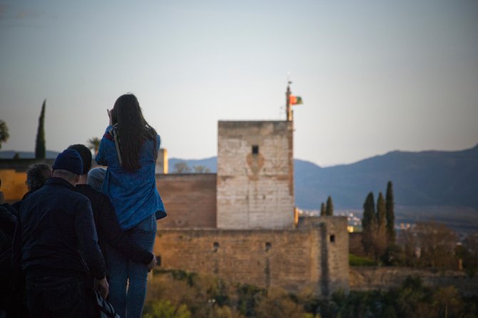 Granada and Albaicin: Wine and Tapas Tour - Santa Ana Church and the lower-city return