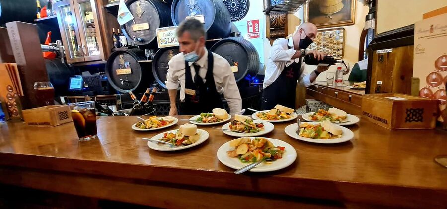 Granada: Spanish Tapas Tour with Local Guide. All included. - Key points at a glance