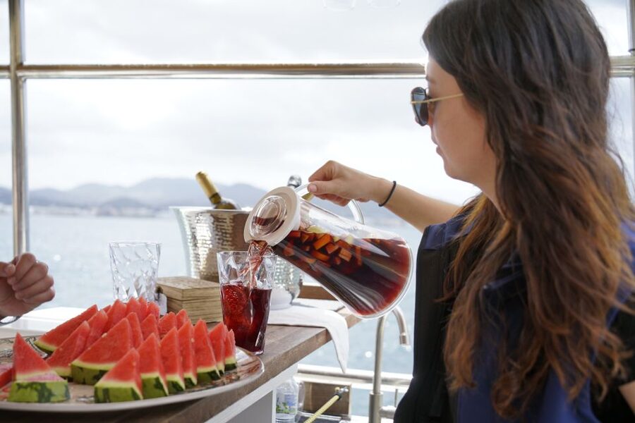 Ibiza: Scenic Cruise with Tapas and Drinks - Crew, languages, and the feel of the outing