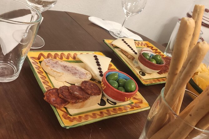 Indulge in Cordoba: Local Wines & Tapas Tasting - What the evening feels like in a group of seven