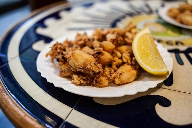 La Barceloneta Tapas & Wine & Drinks Tour in Barcelona - Why La Barceloneta makes a good food-tour setting