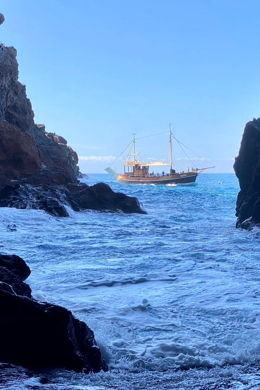 La Palma: 4-Hour Coastline Cruise with Tapas and Barbecue - Sailing north with La Palma in view