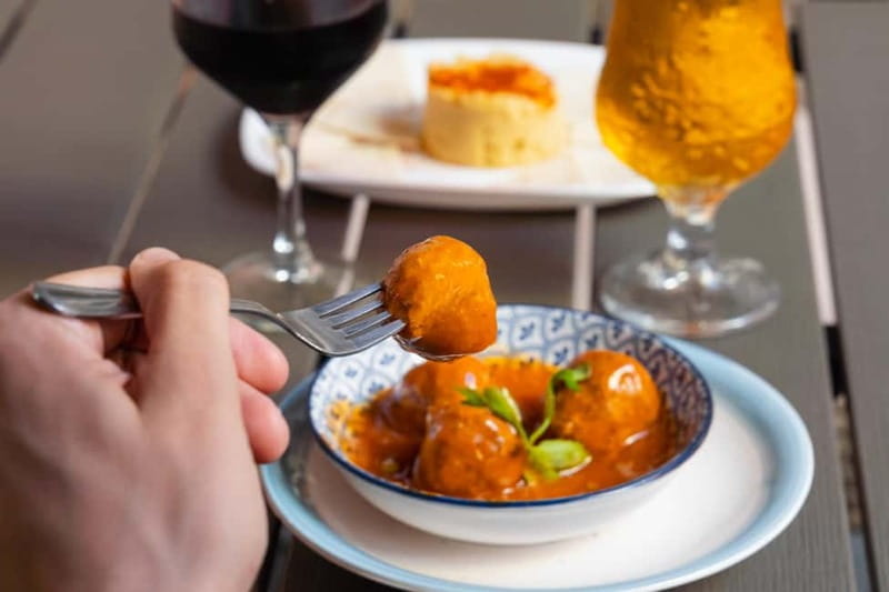 Las Palmas: Gourmet Tapas and Wine Tour in the Old Town - Plaza de Santa Ana and the cathedral pause