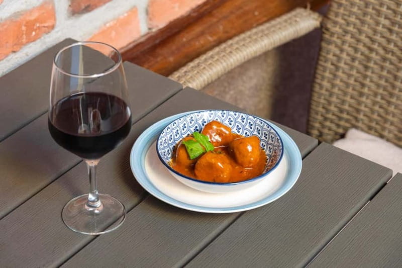 Las Palmas: Gourmet Tapas and Wine Tour in the Old Town - Plaza del Pilar Nuevo and the third tasting