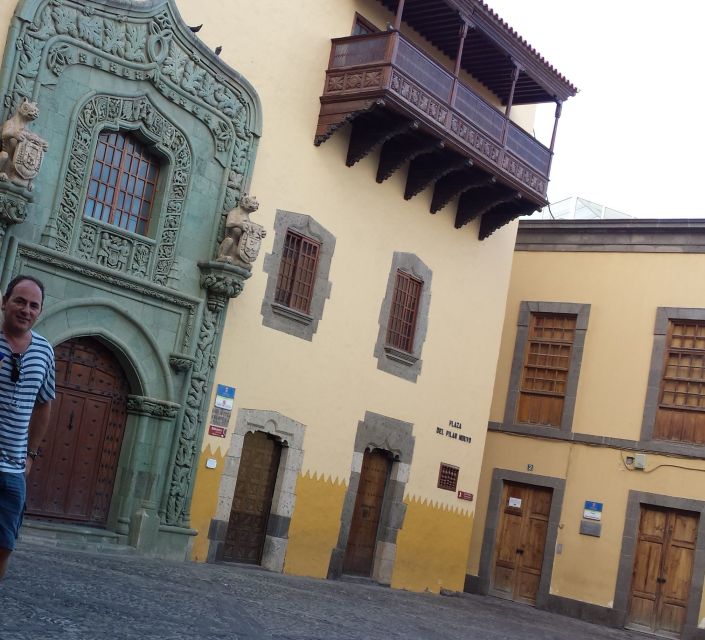 Las Palmas: Private Old City Guided Walking Tour with Tapas - Walking from Triana into Vegueta
