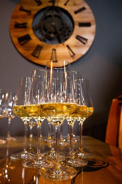 Lisbon: Premium Wine and Tapas Tasting Session - Five wines that travel across Portugal