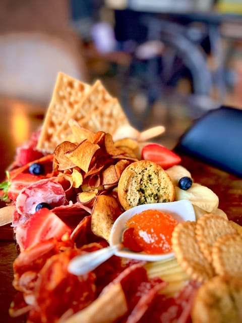 Lisbon: Premium Wine and Tapas Tasting Session - What happens during the two hours