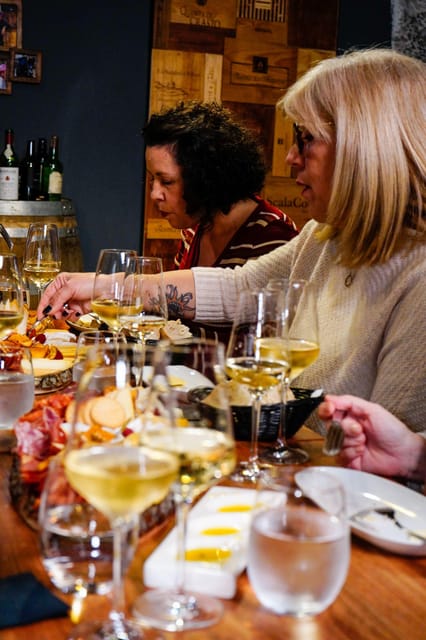Lisbon: Premium Wine and Tapas Tasting Session - The room and social setup