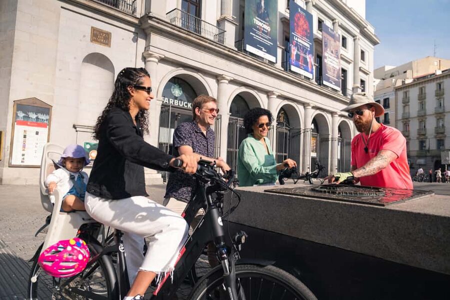 Madrid: 3 h. Guided Highlights Bike Tour with Optional Tapas - Plaza de la Villa and the old center