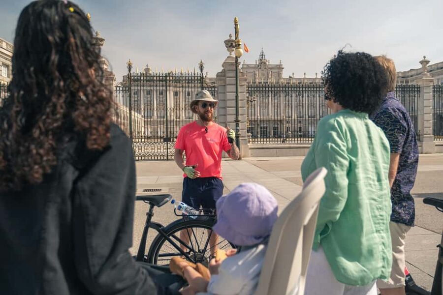 Madrid: 3 h. Guided Highlights Bike Tour with Optional Tapas - Mercado de San Miguel and Plaza Mayor