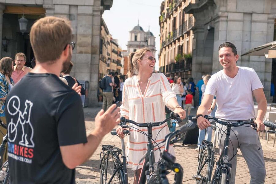 Madrid: 3 h. Guided Highlights Bike Tour with Optional Tapas - Plaza de Santa Ana and the literary quarter