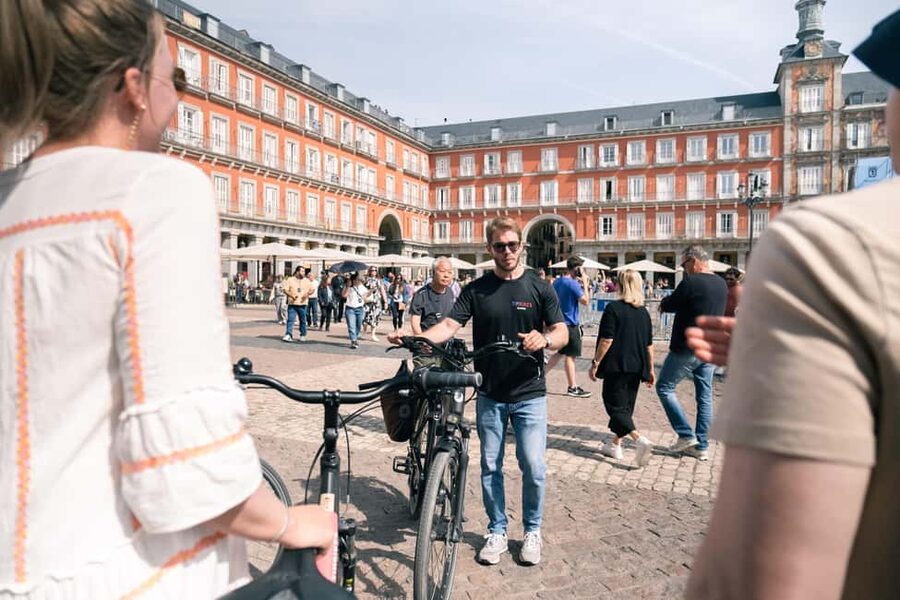 Madrid: 3 h. Guided Highlights Bike Tour with Optional Tapas - CaixaForum and the Prado’s art district