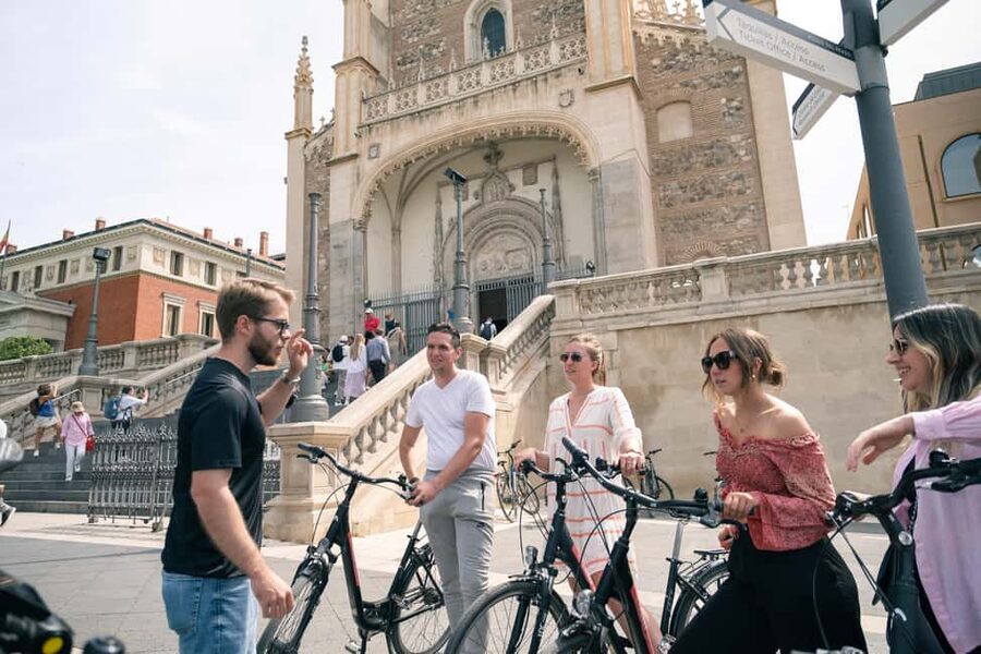 Madrid: 3 h. Guided Highlights Bike Tour with Optional Tapas - Alcalá Gate, Cibeles, and the final ride