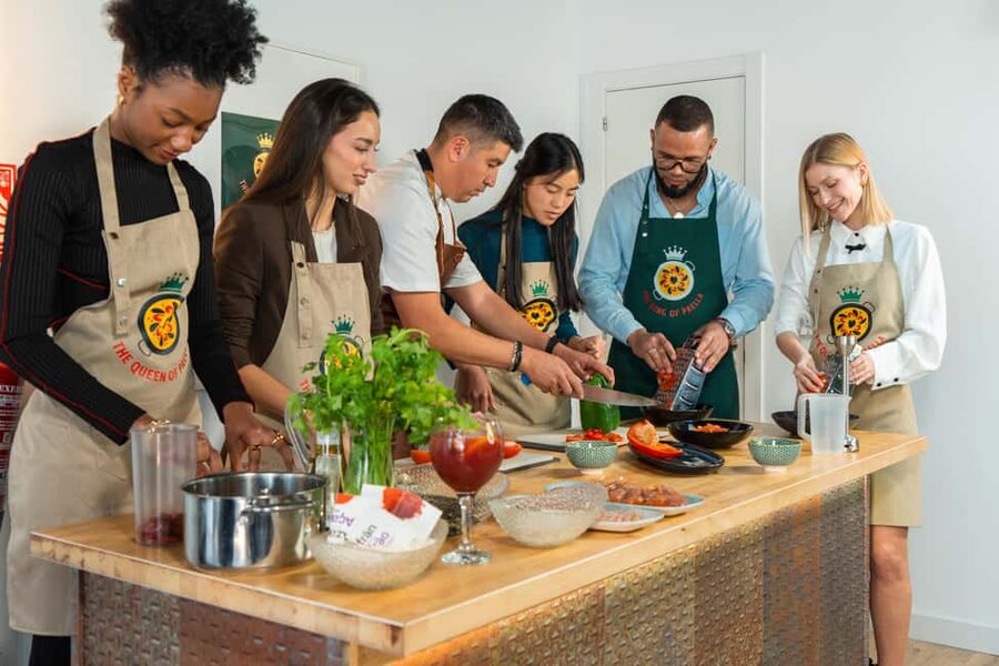 Madrid: Paella and Sangria Workshop with Tapas - Eating together at the end