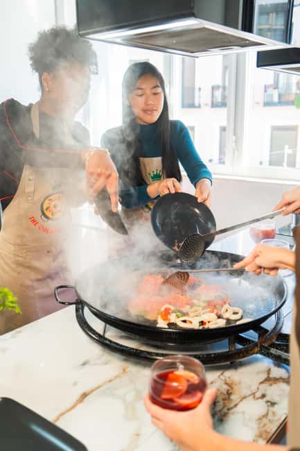 Madrid: Paella and Sangria Workshop with Tapas - Starting with sangria and Spanish flavors