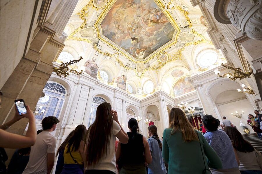 Madrid: Royal Palace Tour, Flamenco Show, & Tapas with Drink - Guide quality and the human side of the tour