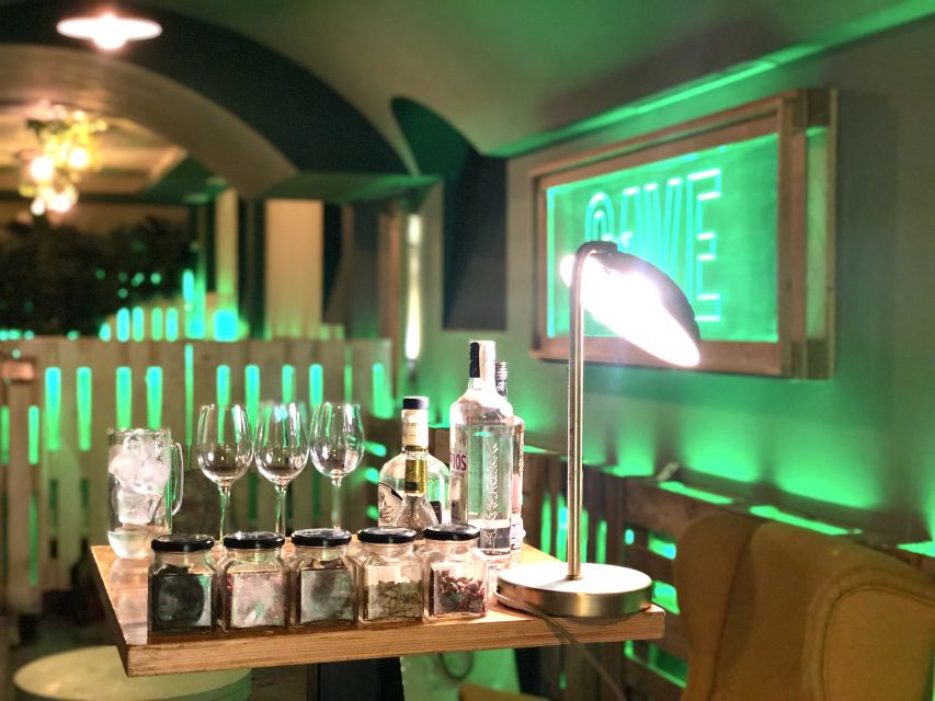 Madrid: San Miguel view Gin and Tonic Workshop with Tapas - The guides make the biggest difference