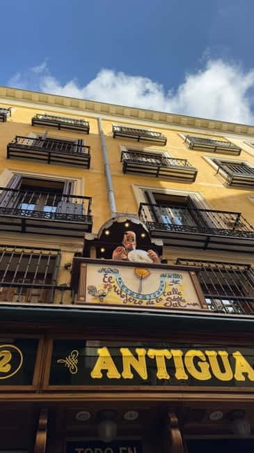 Madrid: Small Group Tour with Tapas & Drinks - Key points at a glance