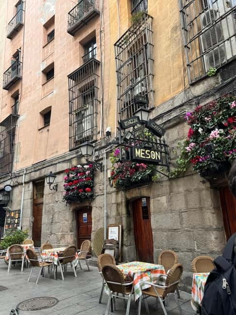 Madrid: Small Group Tour with Tapas & Drinks - Ending at Plaza de Oriente