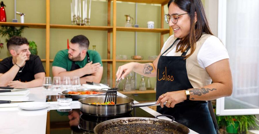 Madrid: Tapas & Paella Cooking Class with Expert Chef - Meeting Chef Lola and Settling Into the Class