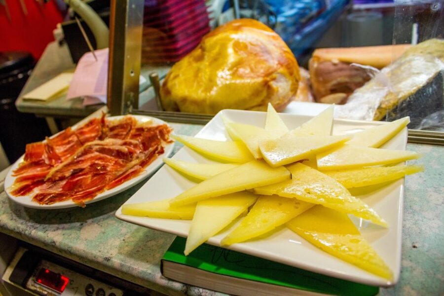 Madrid: Tapas & Wine Tasting Tour with Local Guide - Why the guides matter