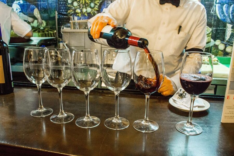 Madrid: Tapas & Wine Tasting Tour with Local Guide - Small details that improve the evening
