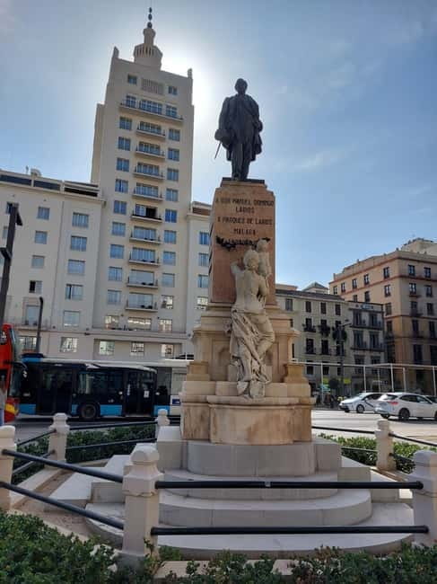 Málaga: Highlights Walking Tour with Drinks and Tapas - Atarazanas Market and Málaga’s old bar culture