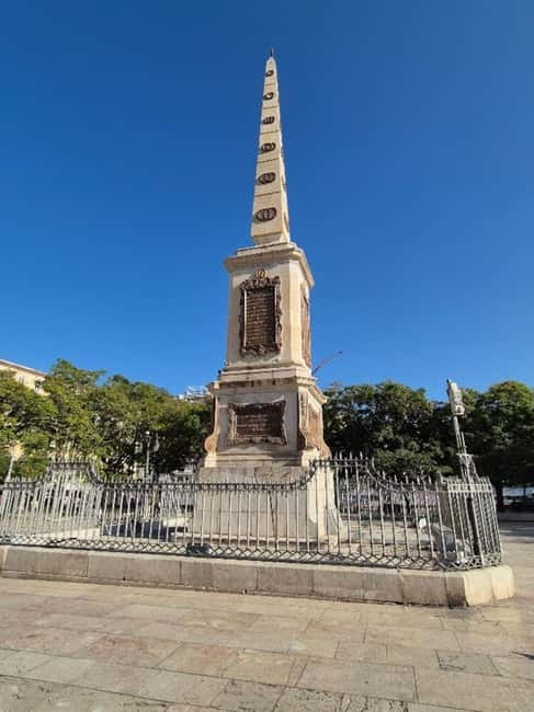 Málaga: Highlights Walking Tour with Drinks and Tapas - Plaza Merced and Picasso’s birthplace