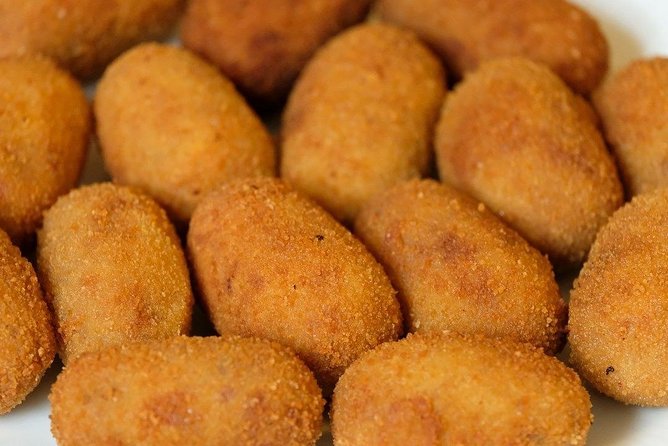 Malaga Market Food Tour: Tapas, Drinks, and Local Flavors - Calle Tomás de Cózar and the sweet finish