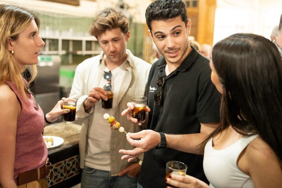 Málaga: Tapas, Wine & Rooftops Private Tour - How much walking and social time should you expect?
