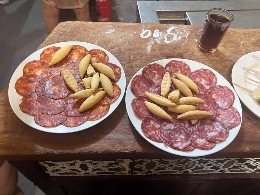 Malaga: Wine and Tapas Tour with Tastings and Drinks - What the guides add to the food