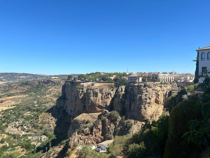 Marbella/Estep. Private VIP-Tour Ronda incl. Tapas & Drinks - Walking through La Ciudad