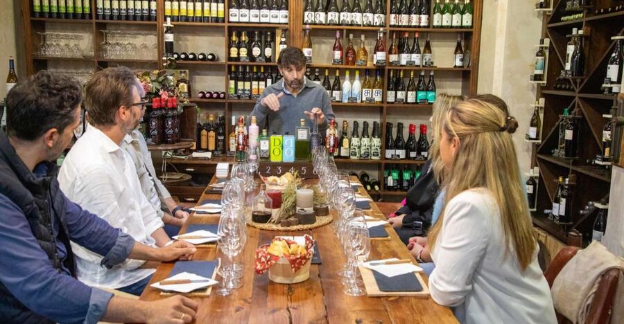 Marbella: Tour of the Old Town with Tapas & Wine - Tapas in a traditional restaurant