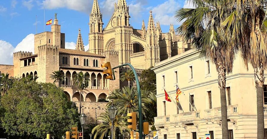 Palma authentically. Small group City tour with tapas - Why the local guide matters
